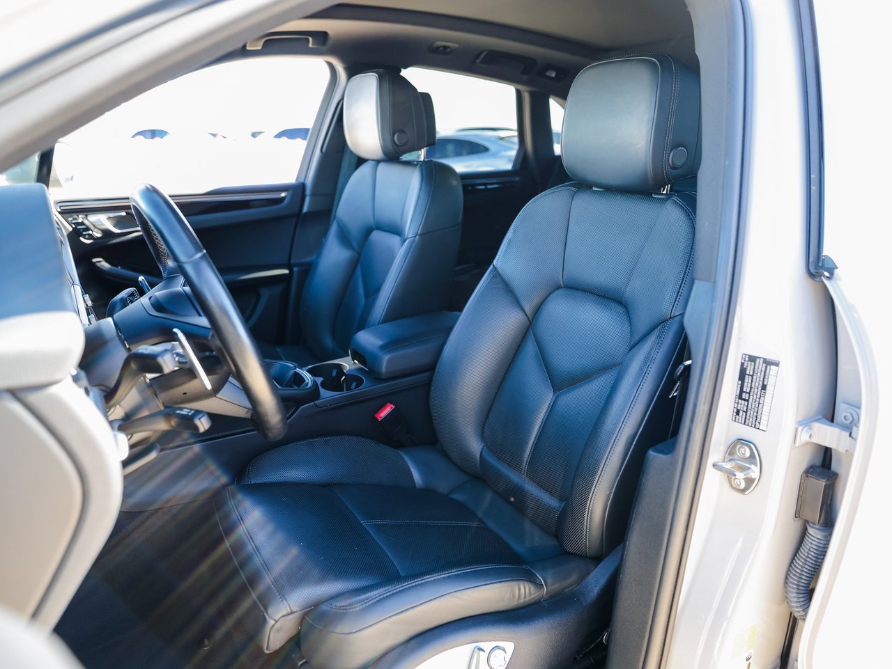 Certified 2022 Porsche Macan image 5