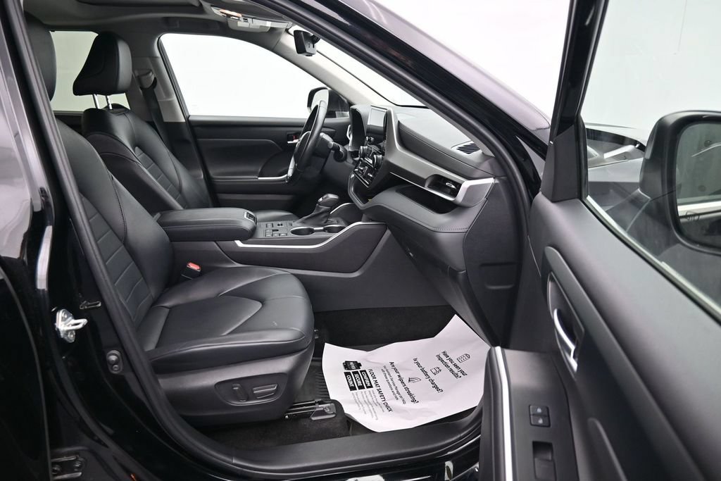 Used 2023 Toyota Highlander XLE AWD/4WD image 13