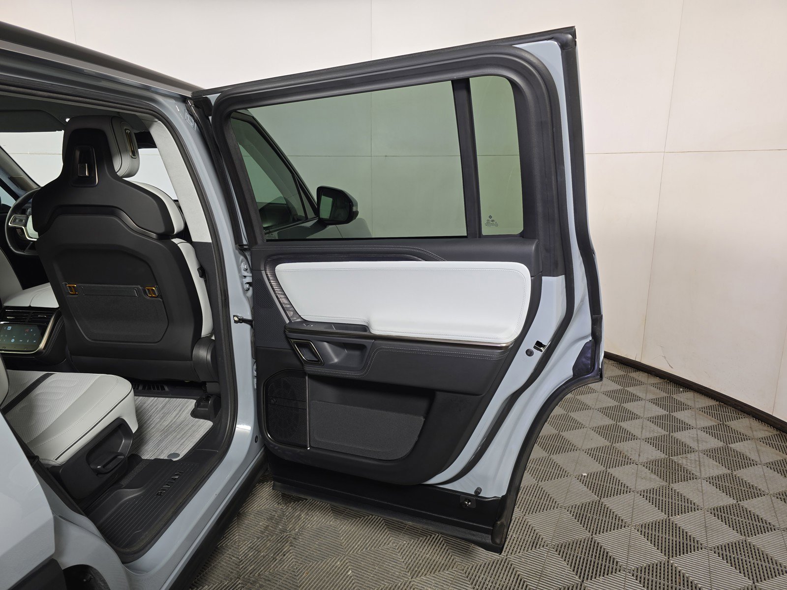 Used 2024 Rivian R1S Adventure AWD/4WD image 19