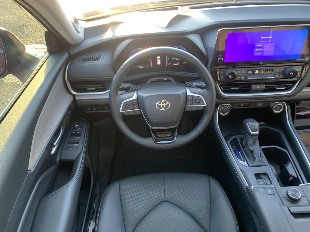 Used 2025 Toyota Grand Highlander AWD image 16