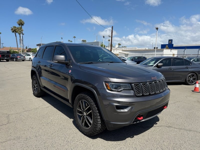 Used 2017 Jeep Grand Cherokee Trailhawk w/ Trailhawk Luxury Group AWD/4WD image 3