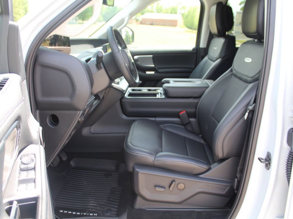 New 2026 Ford Expedition Platinum image 3
