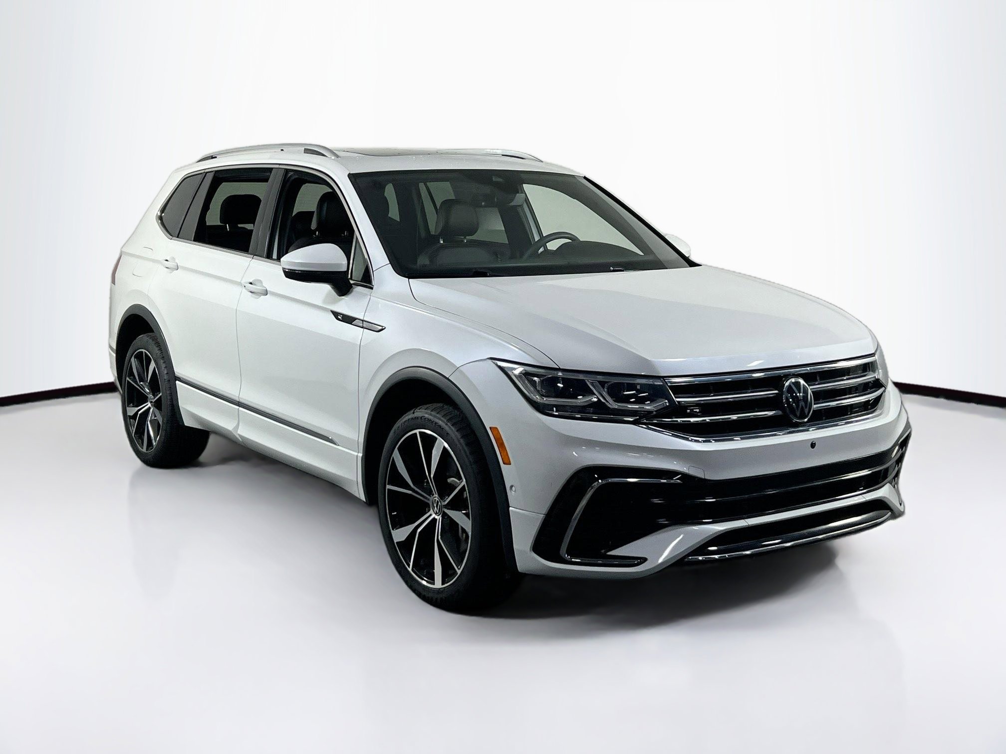 Used 2022 Volkswagen Tiguan SEL R-Line image 3
