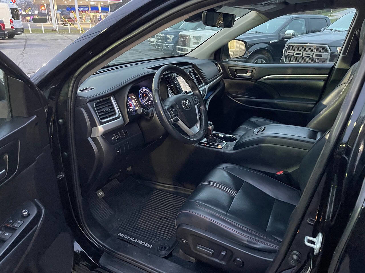 Used 2019 Toyota Highlander SE AWD/4WD image 13