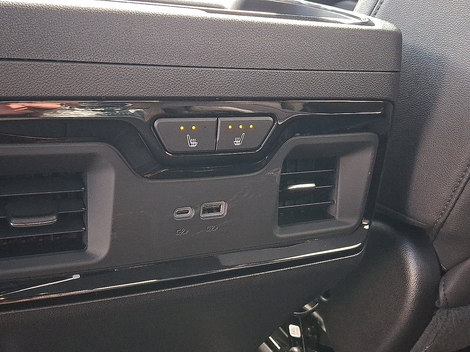 Used 2025 GMC Sierra 1500 AT4 w/ Technology Package AWD/4WD image 12