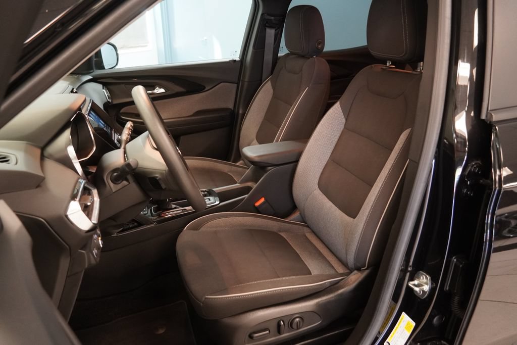 Used 2023 Chevrolet TrailBlazer LT w/ Convenience Package FWD image 3