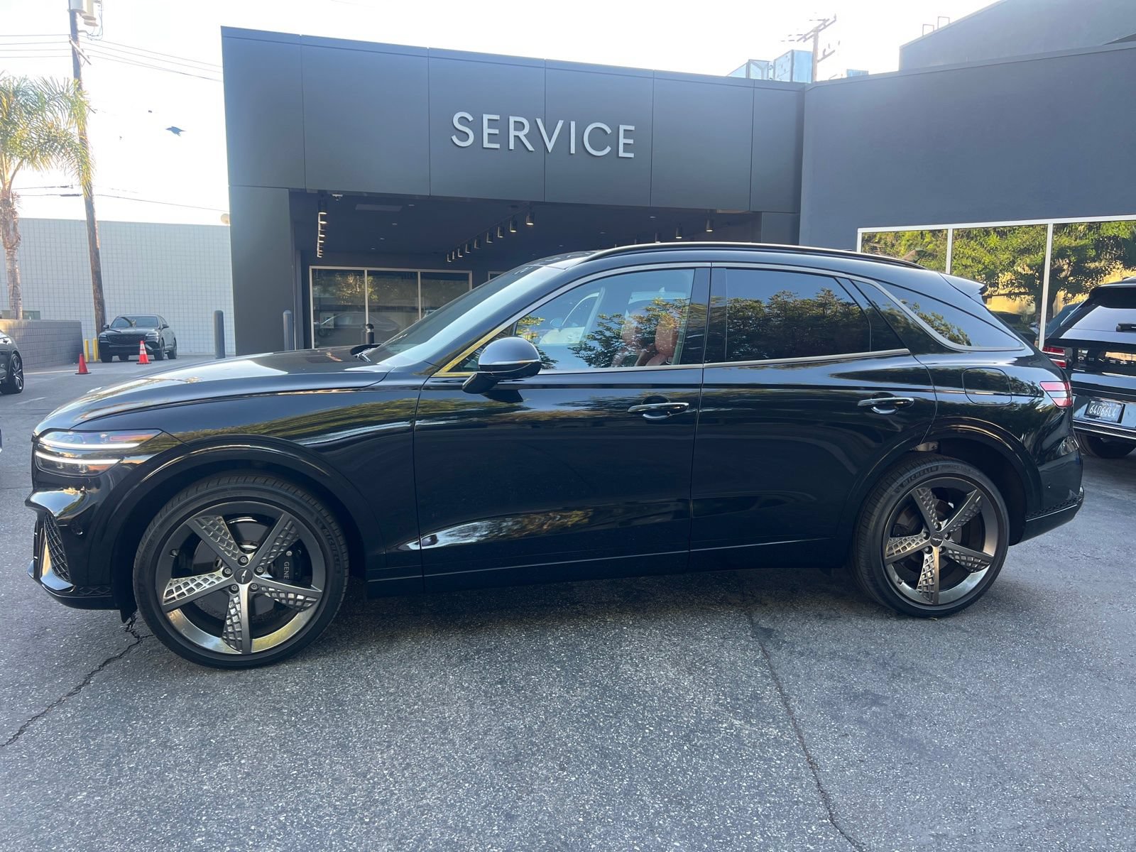 Used 2023 Genesis GV70 2.5T w/ Sport Prestige Package AWD/4WD image 2