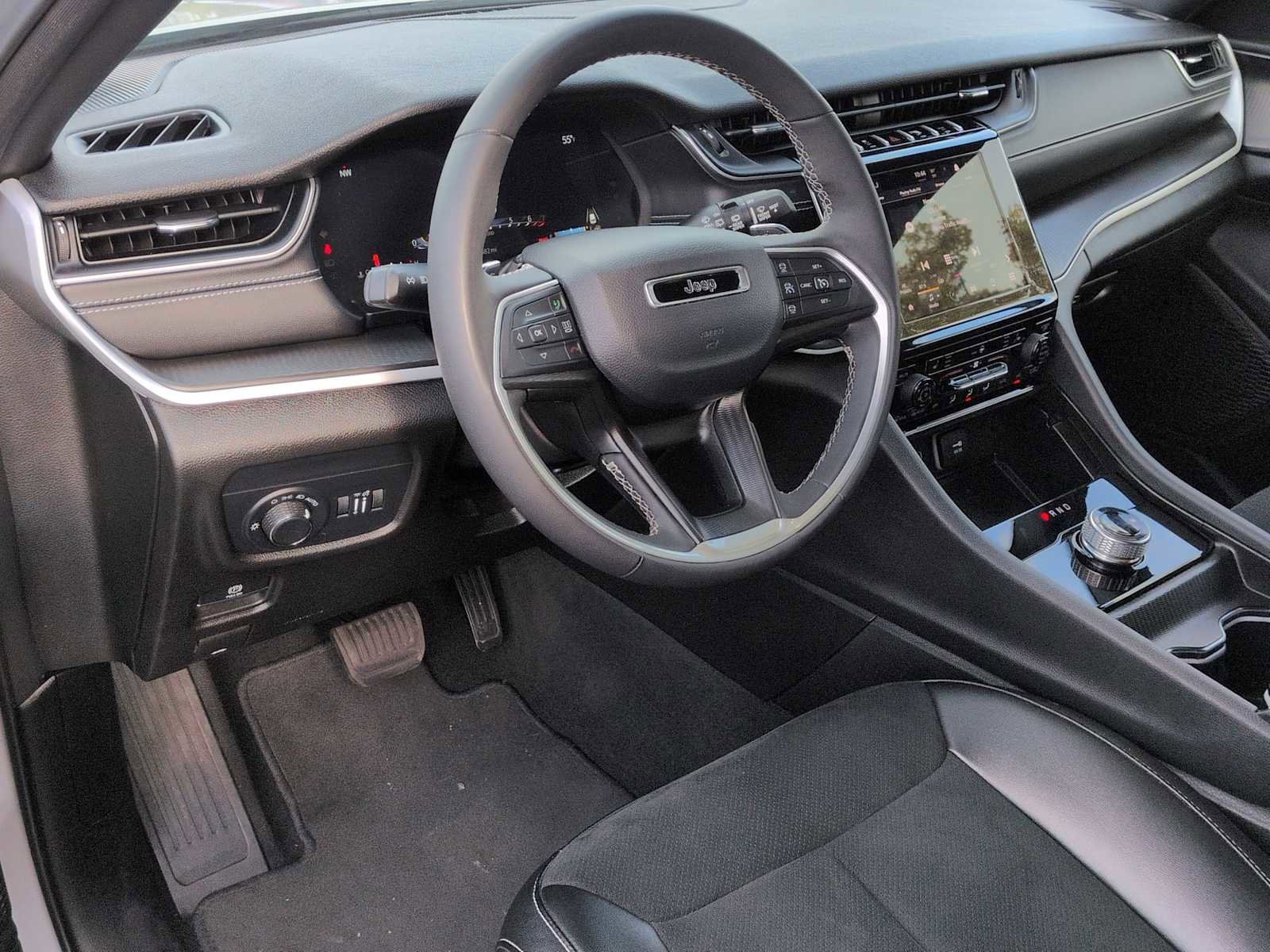 Used 2023 Jeep Grand Cherokee L Laredo image 15