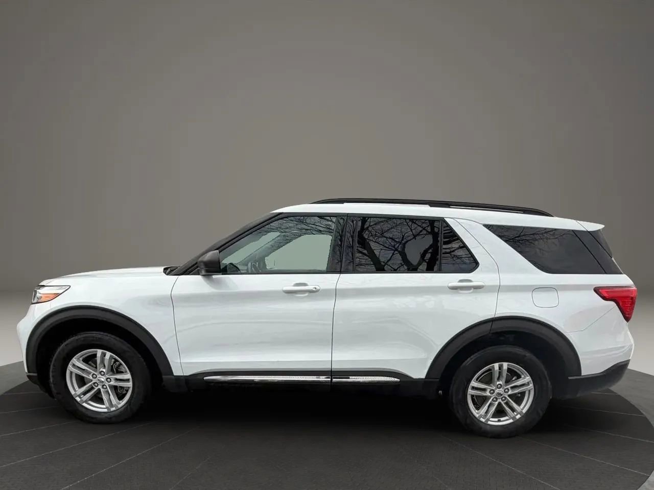 Used 2020 Ford Explorer XLT w/ Comfort Package image 8