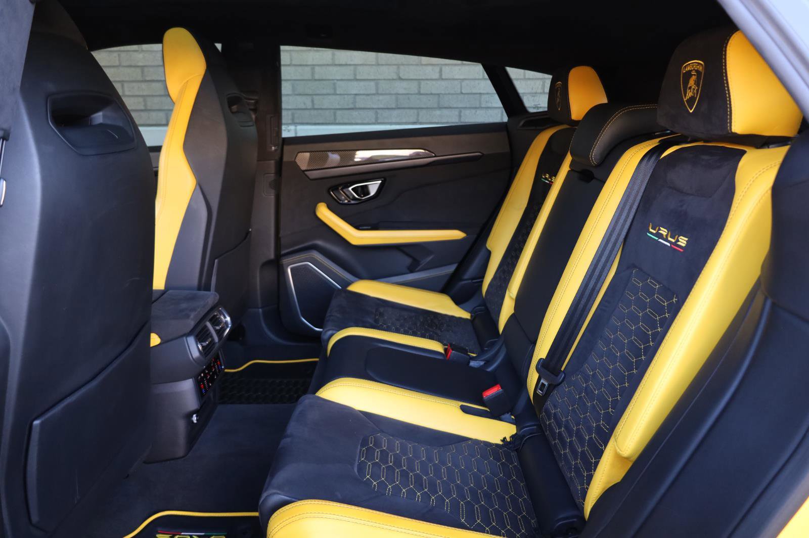 Used 2021 Lamborghini Urus AWD/4WD image 28