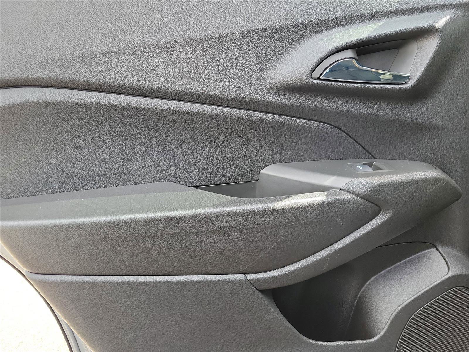 Used 2025 Chevrolet Trax LT w/ LT Convenience Package image 13