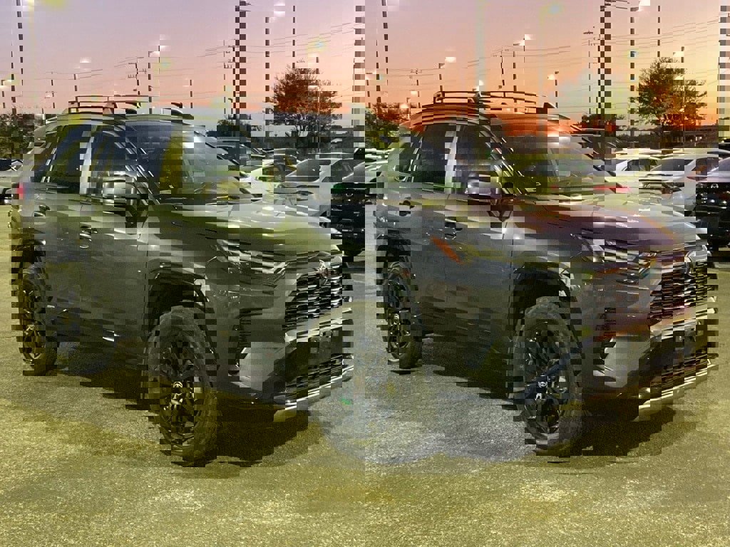 Used 2022 Toyota RAV4 SE image 3