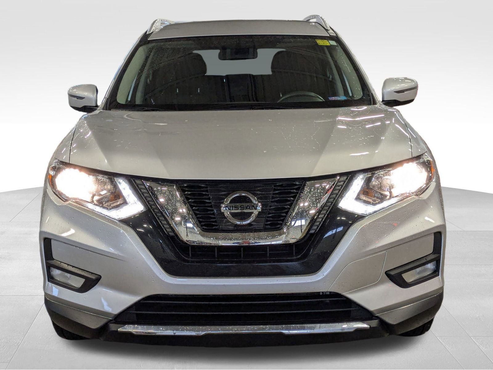 Used 2017 Nissan Rogue SV image 3