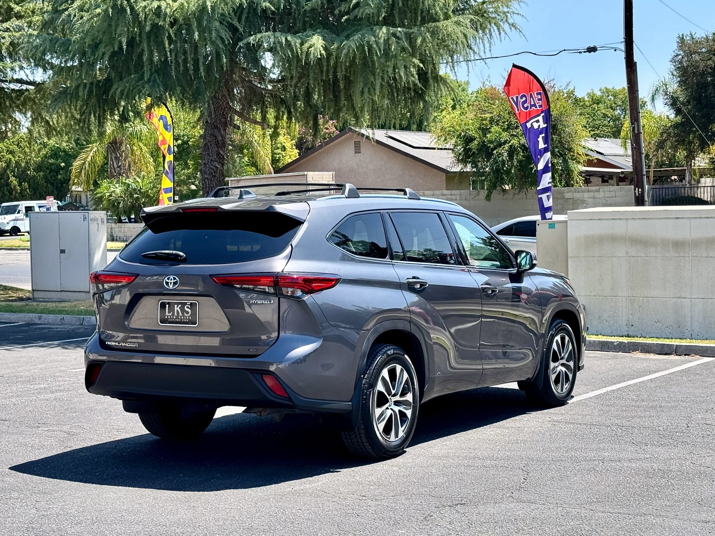 Used 2021 Toyota Highlander XLE AWD/4WD image 4
