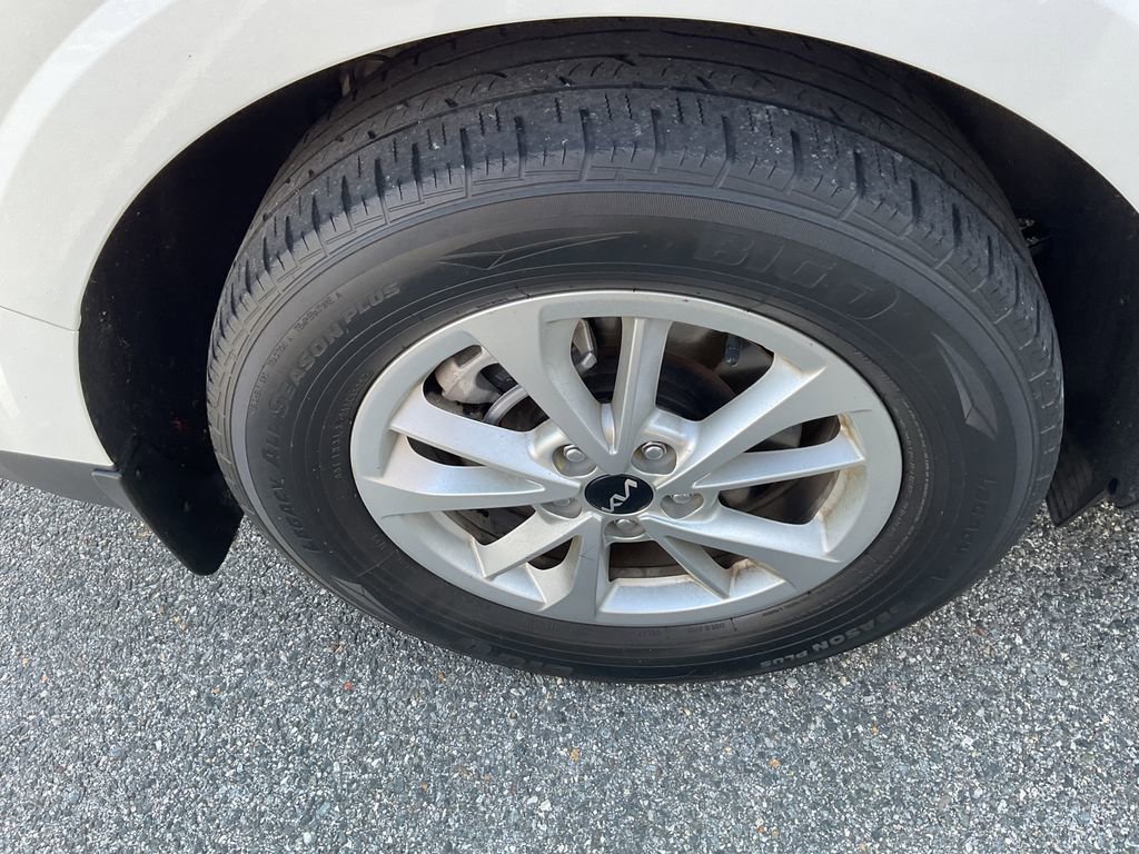 Used 2023 Kia Carnival LX image 10