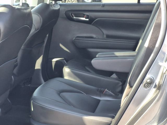 Used 2025 Toyota Highlander XLE FWD image 20