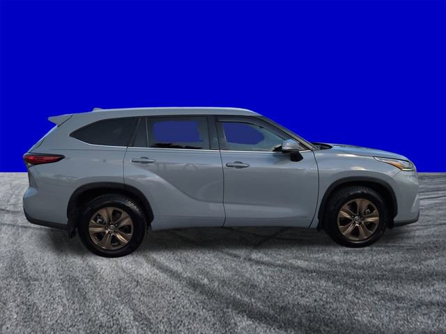 Used 2022 Toyota Highlander Bronze Edition image 3