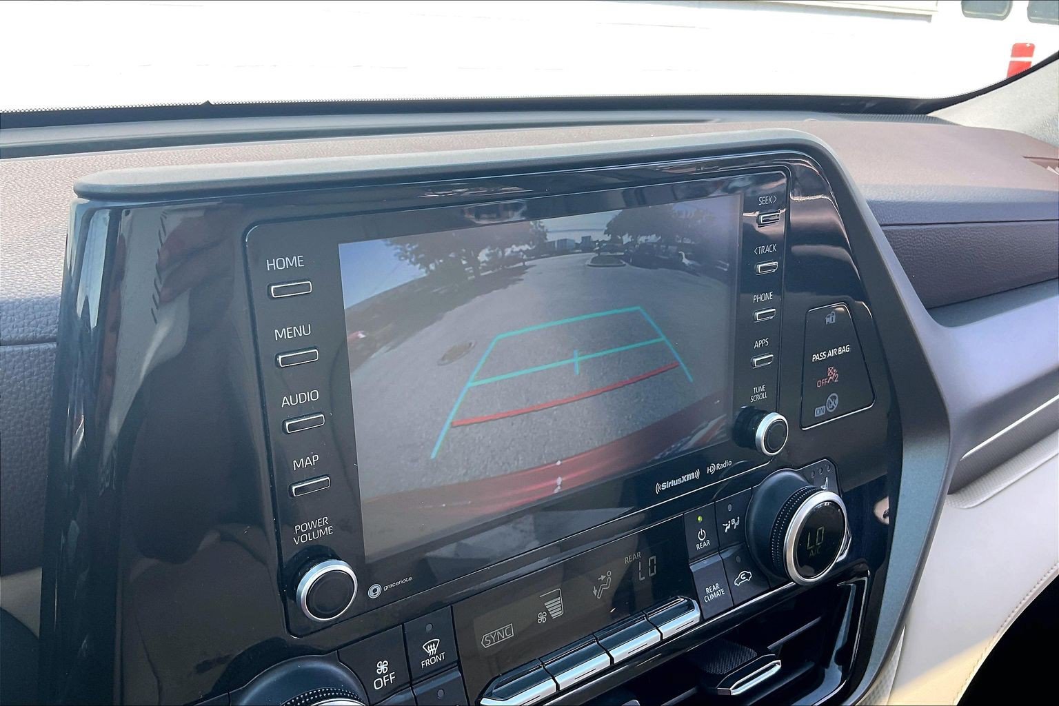 Used 2021 Toyota Highlander XLE AWD/4WD image 26
