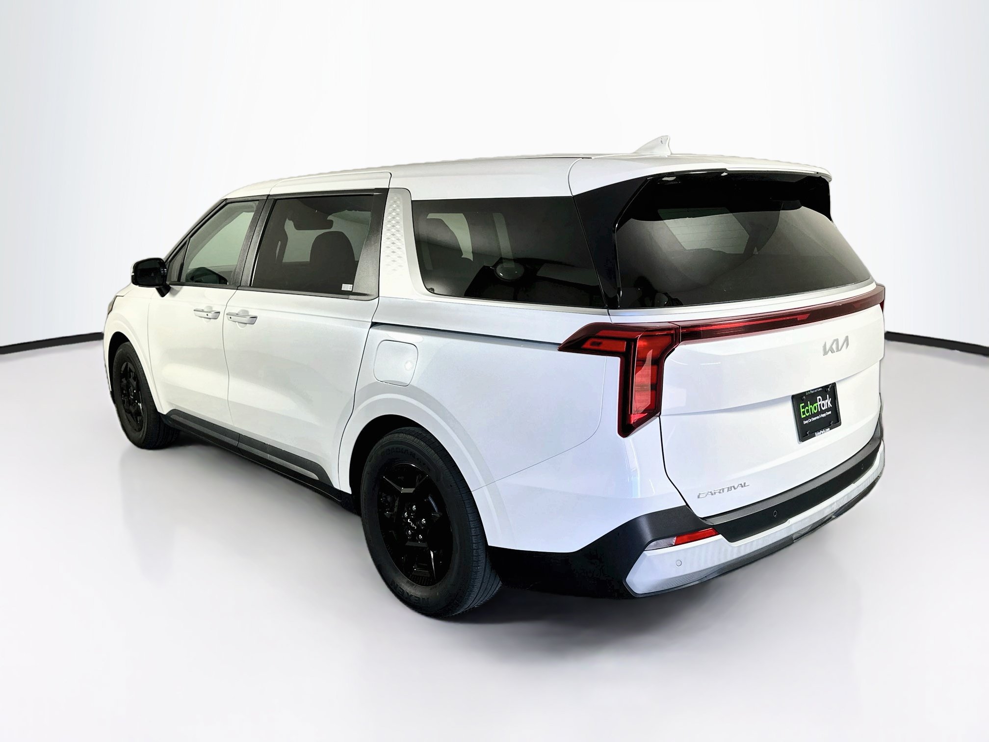 Used 2025 Kia Carnival FWD image 5