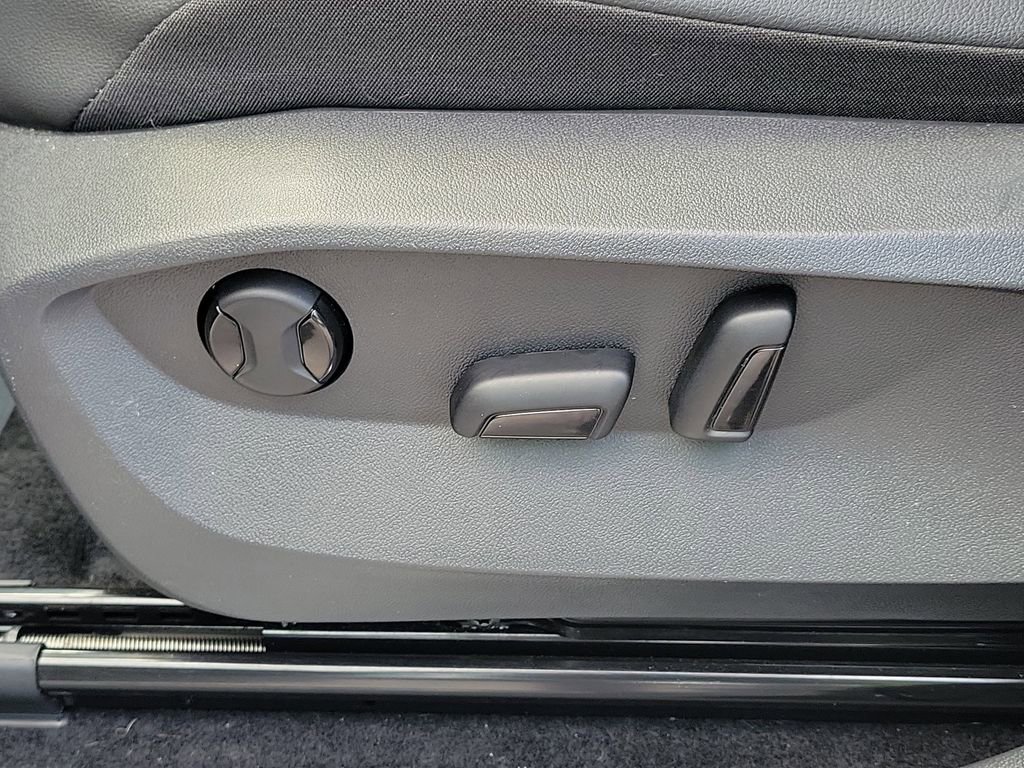 Used 2023 Volkswagen Tiguan SE R-Line image 21