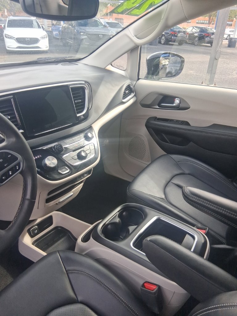 Used 2024 Chrysler Pacifica Touring-L FWD image 12