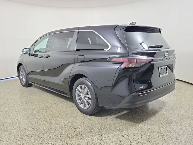 Used 2025 Toyota Sienna LE FWD image 7