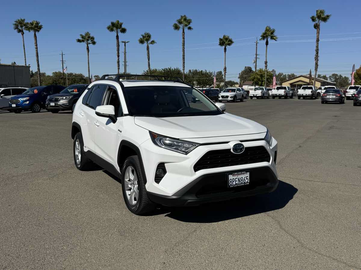 Used 2020 Toyota RAV4 XLE w/ Convenience Package AWD/4WD image 3