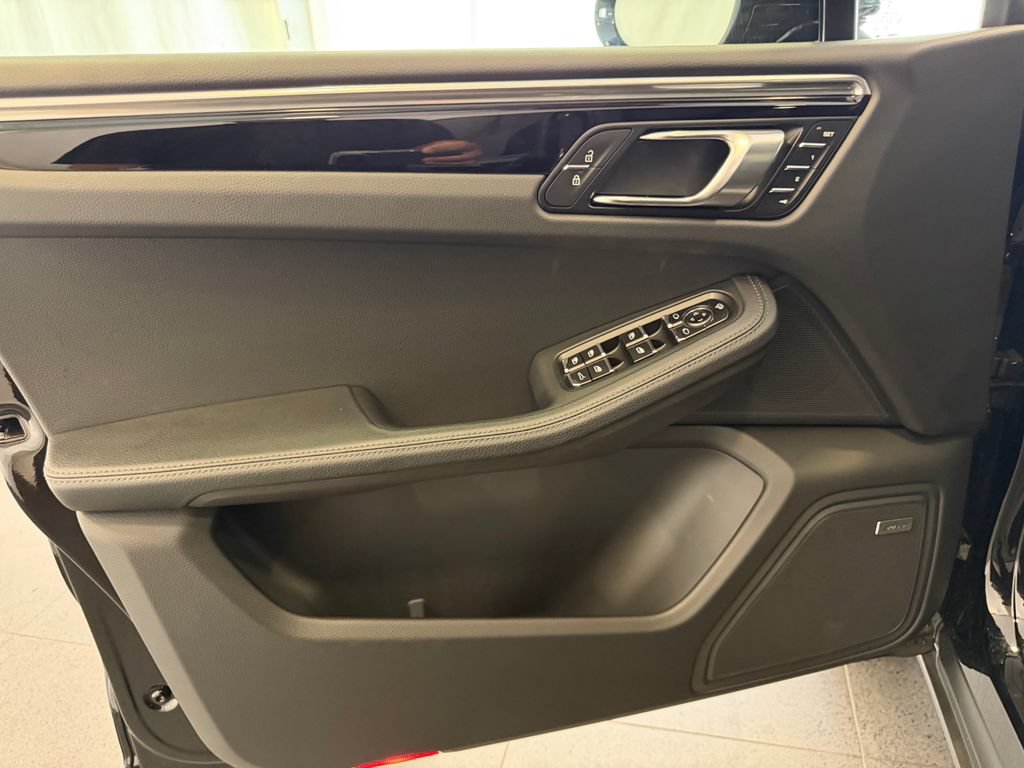 Certified 2026 Porsche Macan AWD/4WD image 15