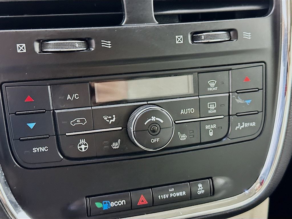 Used 2014 Chrysler Town & Country Limited image 16