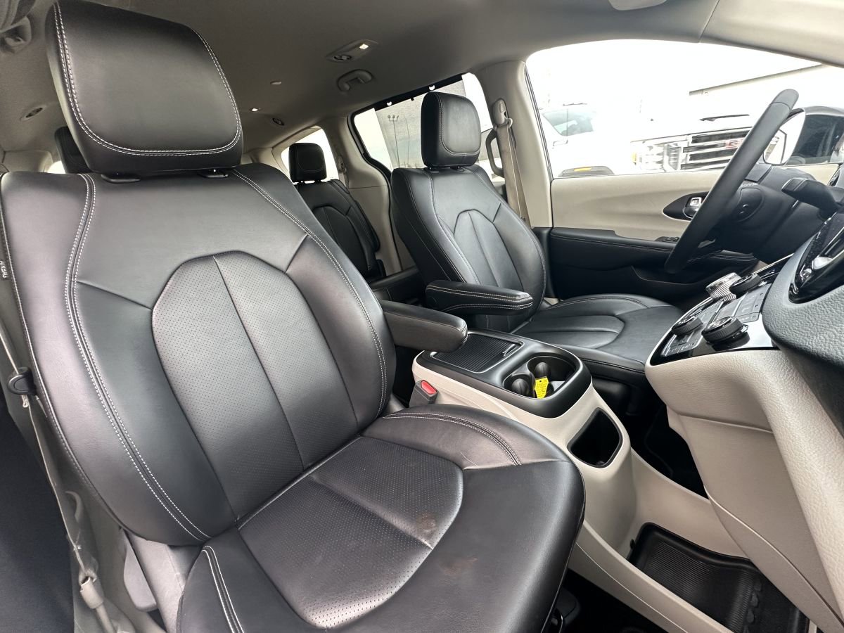 Used 2024 Chrysler Pacifica Touring-L FWD image 13