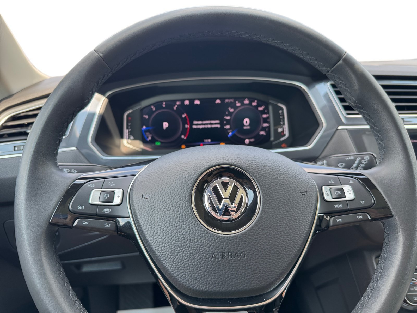 Used 2020 Volkswagen Tiguan SEL AWD/4WD image 18