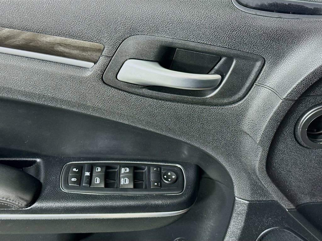 Used 2016 Chrysler 300 Limited image 22