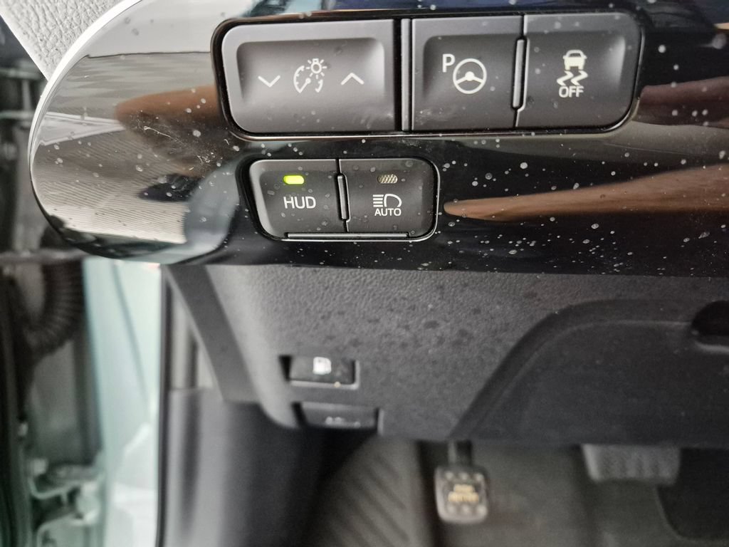 Used 2022 Toyota Prius Limited w/ Premium Convenience Package FWD image 12