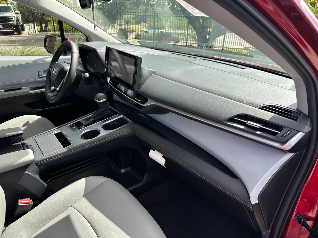 Used 2025 Toyota Sienna XLE FWD image 43