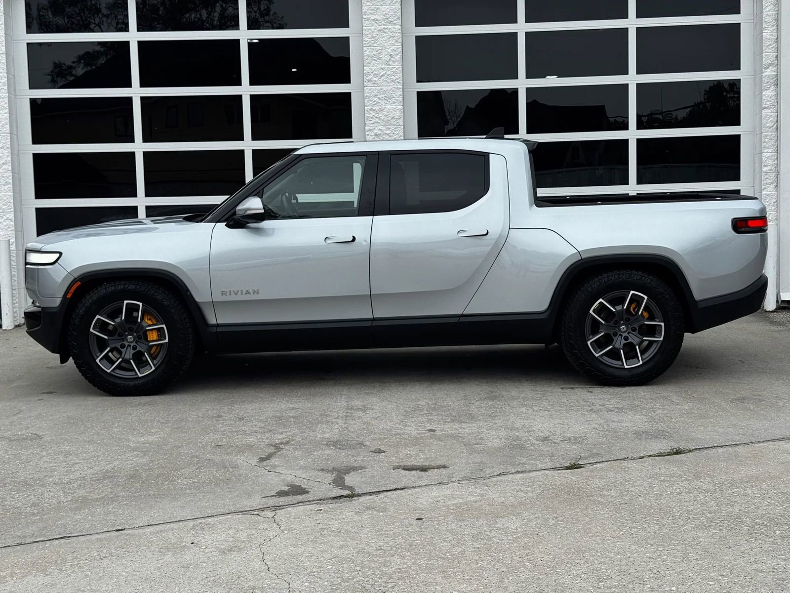 Used 2023 Rivian R1T Adventure image 16