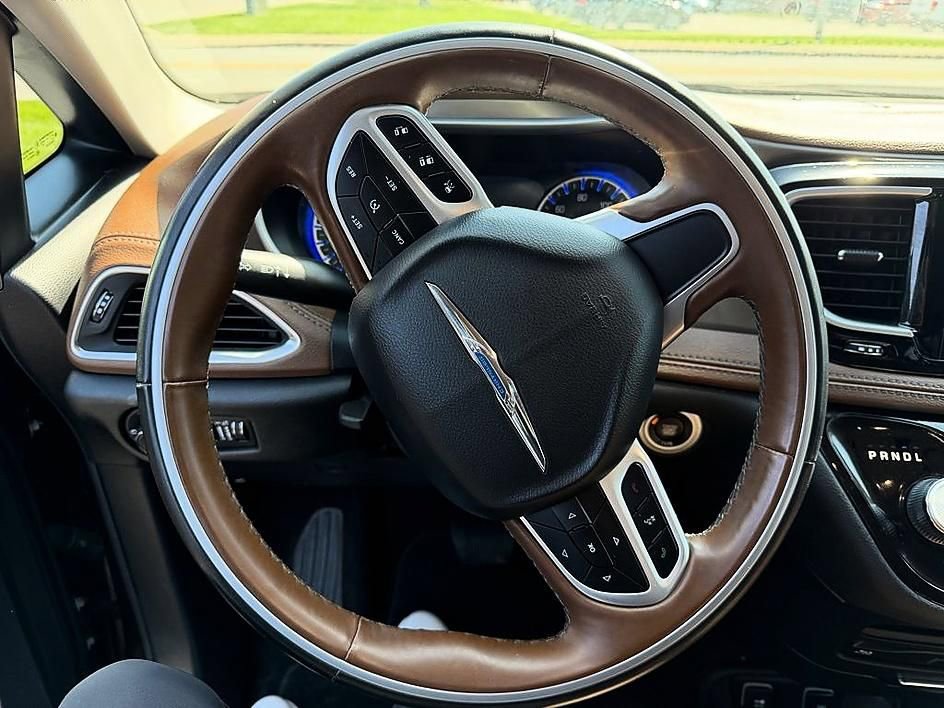 Used 2019 Chrysler Pacifica Limited w/ Tire & Wheel Group FWD image 15