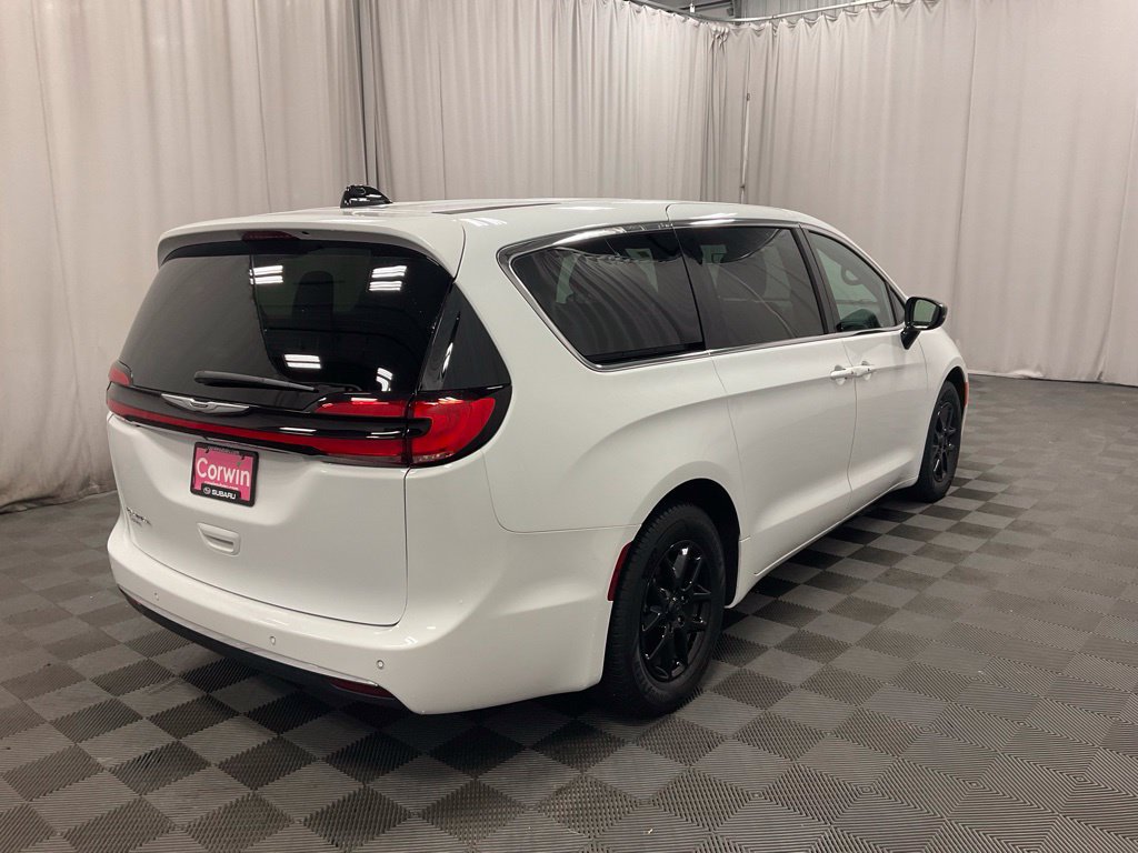 Used 2024 Chrysler Pacifica Touring FWD image 9