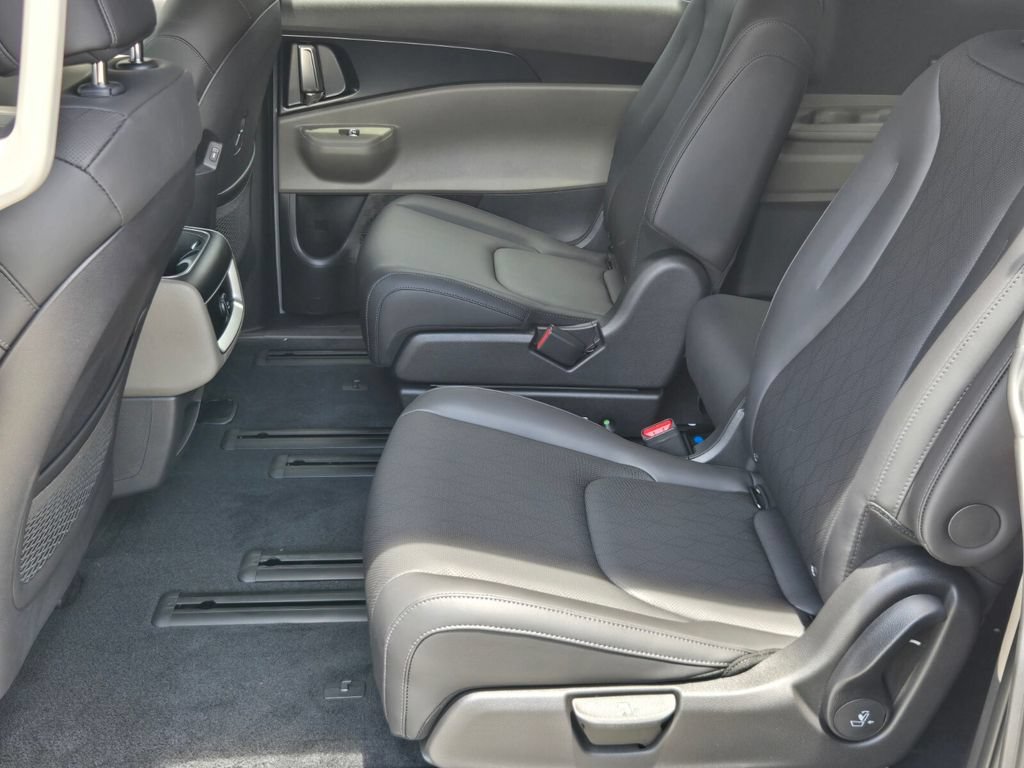 New 2027 Kia Carnival LXS FWD image 8