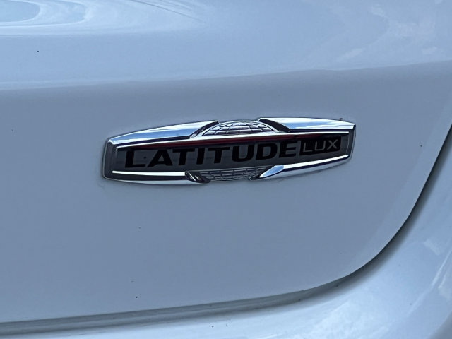Used 2023 Jeep Compass Latitude w/ Sun and Sound Group AWD/4WD image 9