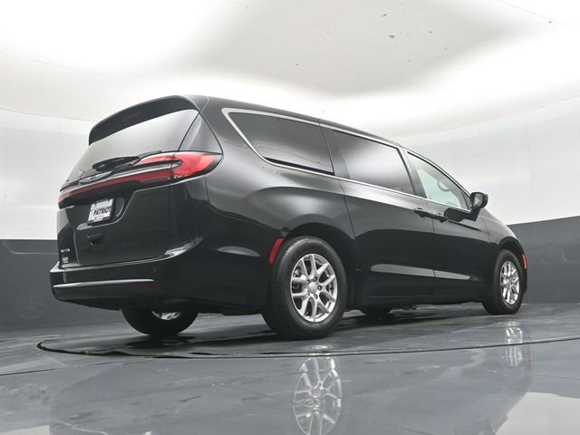 Used 2025 Chrysler Pacifica Select image 40