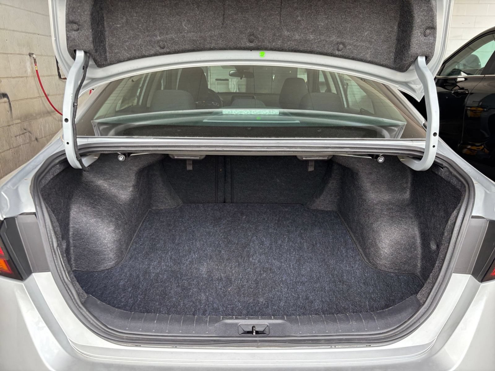 Used 2025 Nissan Altima 2.5 SV FWD image 31