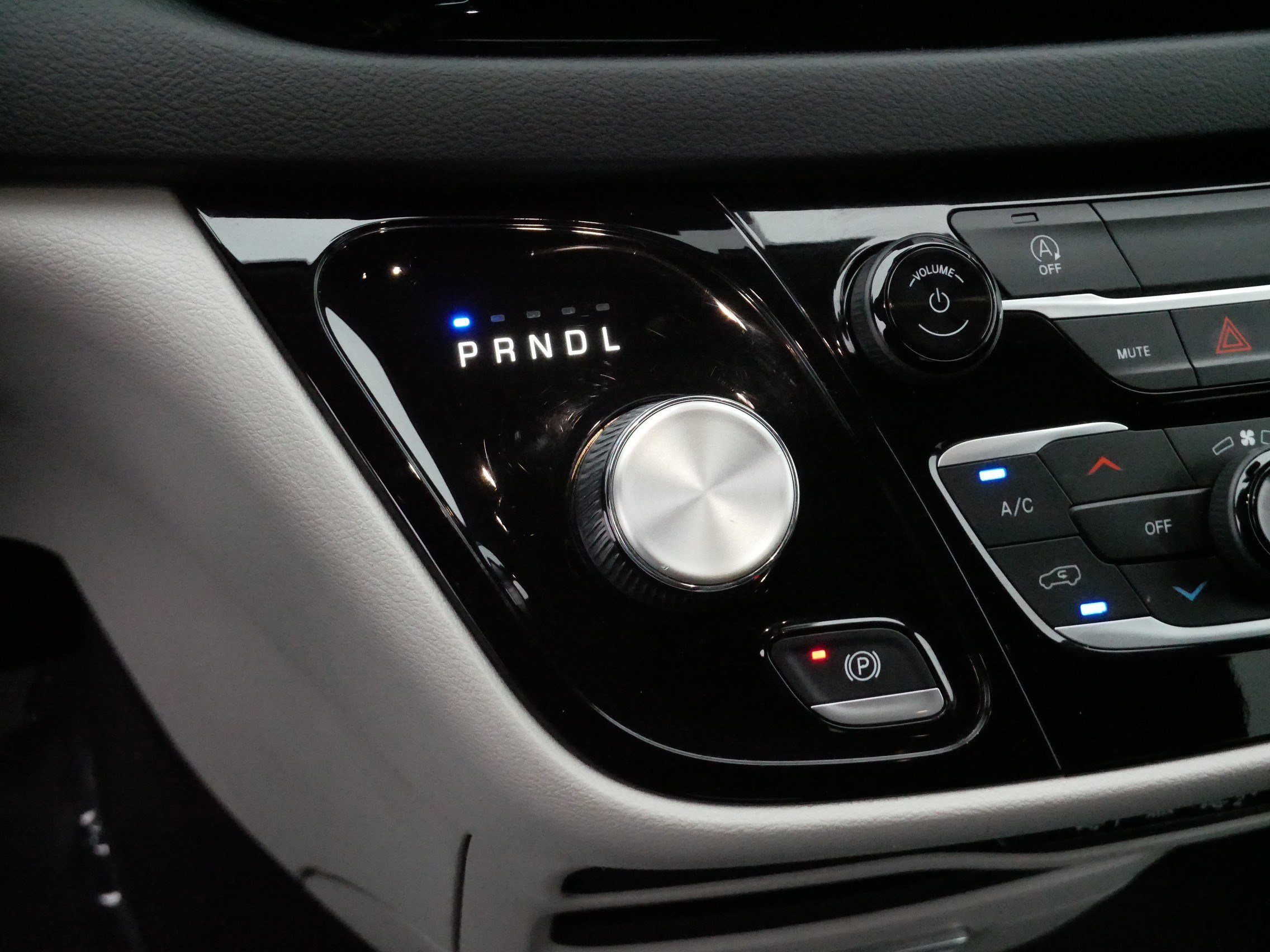 Used 2023 Chrysler Voyager LX image 24