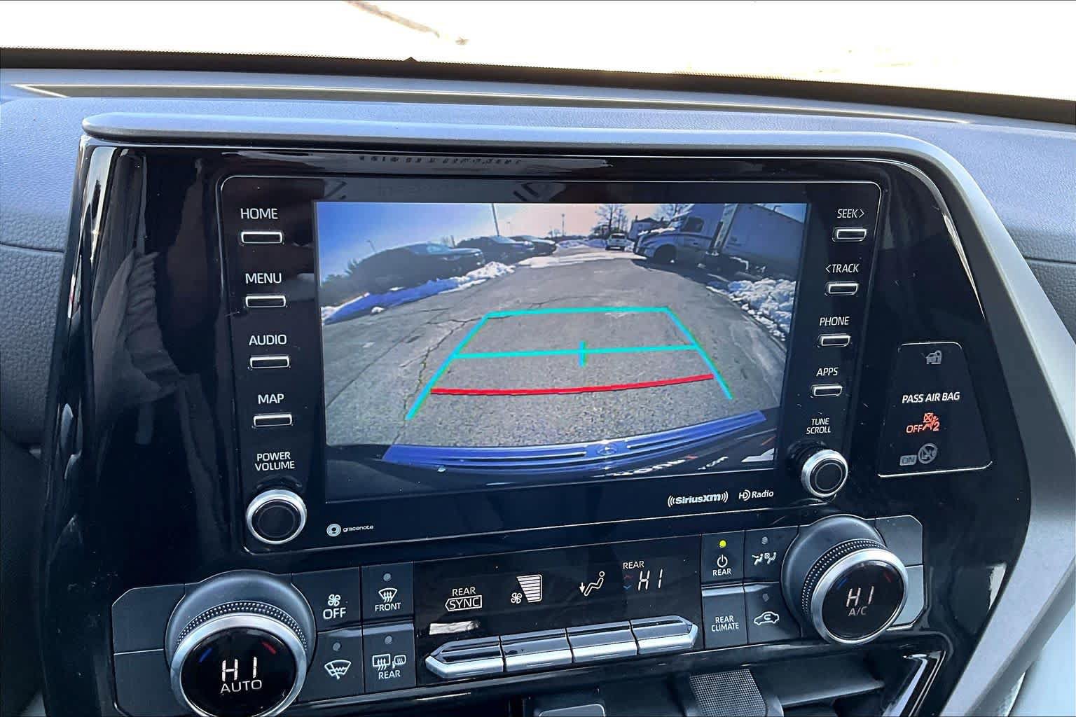 Used 2022 Toyota Highlander LE FWD image 25