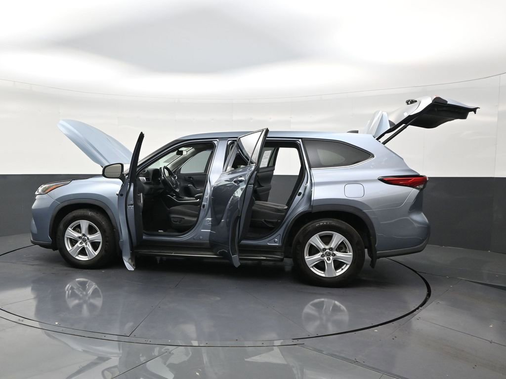 Used 2022 Toyota Highlander LE image 30
