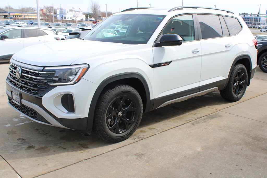 Certified 2025 Volkswagen Atlas Peak Edition SE image 3