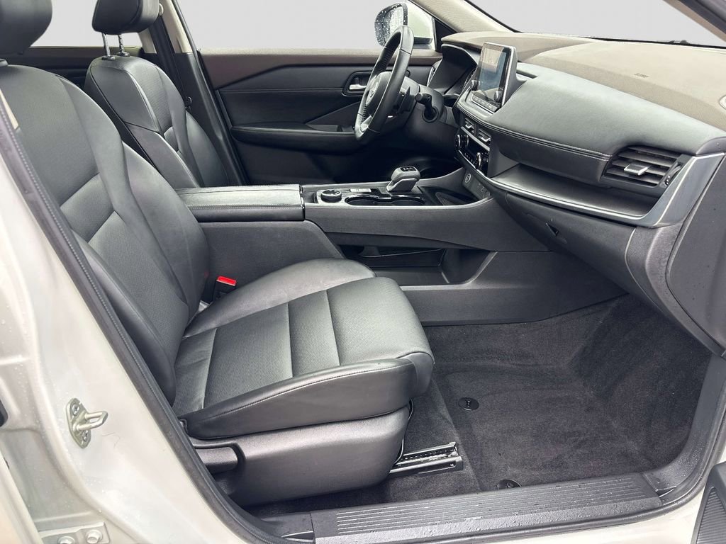 Used 2023 Nissan Rogue SV w/ SV Premium B Package image 17