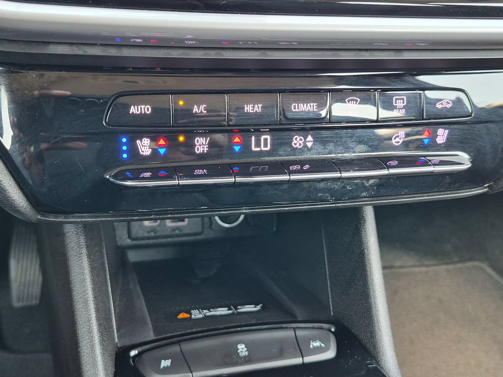 Used 2022 Chevrolet Bolt EUV LT w/ Convenience Package FWD image 22
