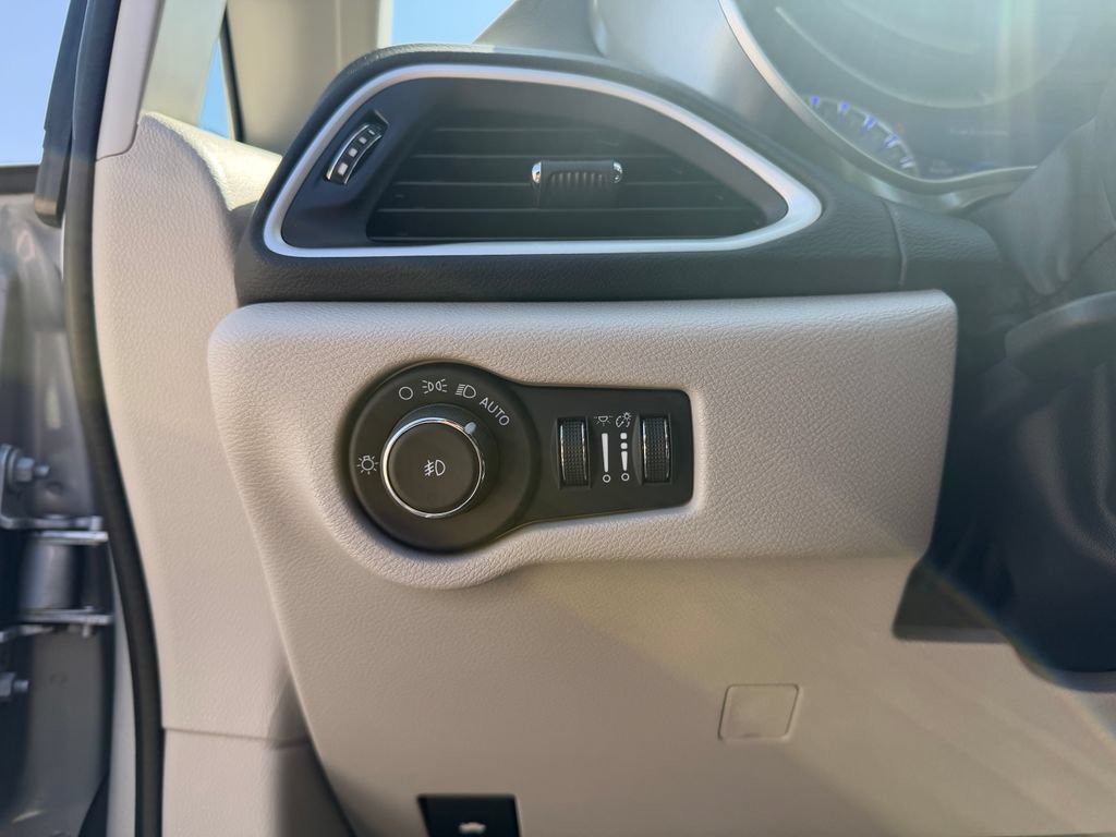 Used 2024 Chrysler Pacifica Touring-L FWD image 18