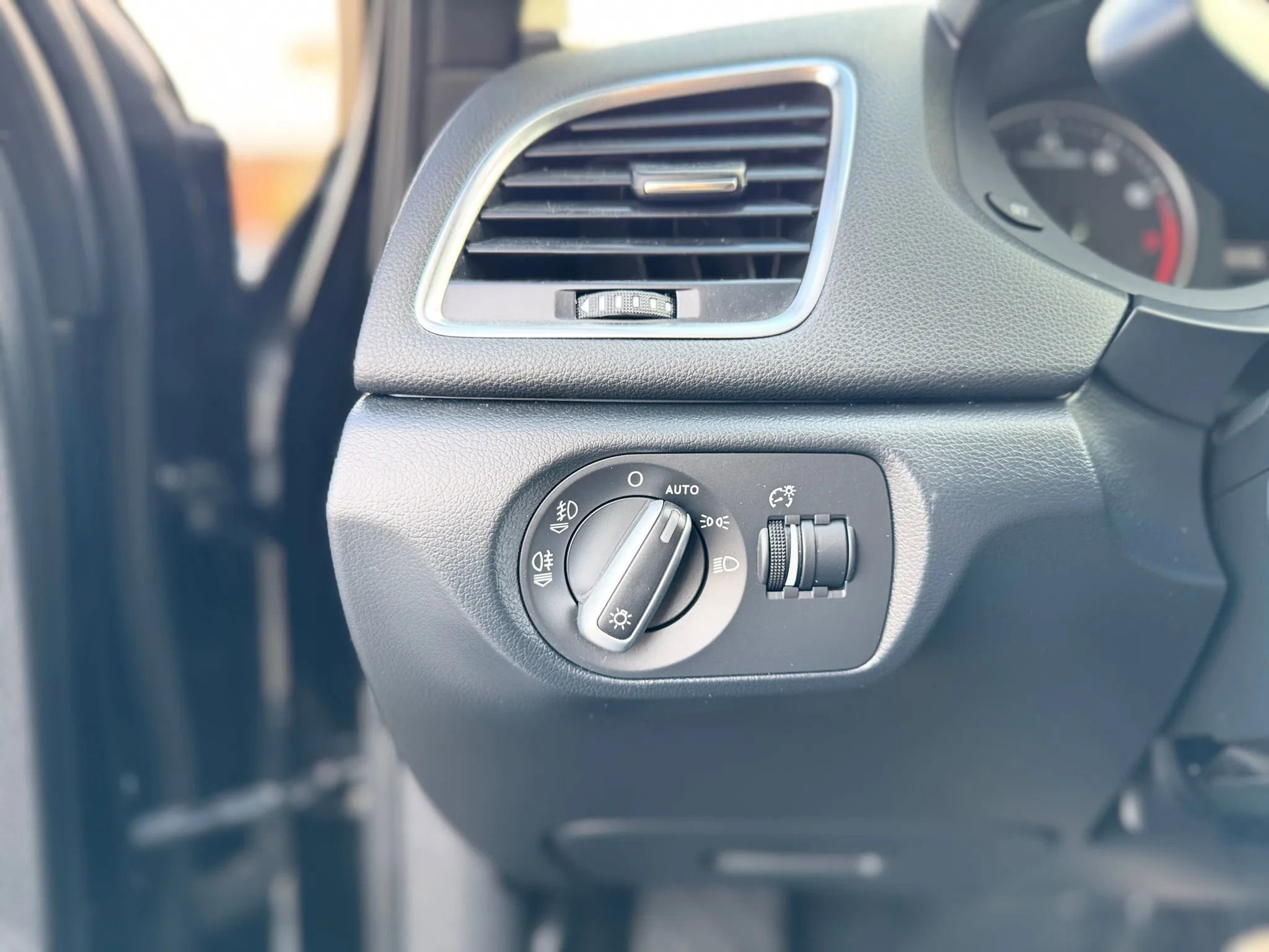 Used 2015 Audi Q3 2.0T Prestige w/ Prestige Package image 37