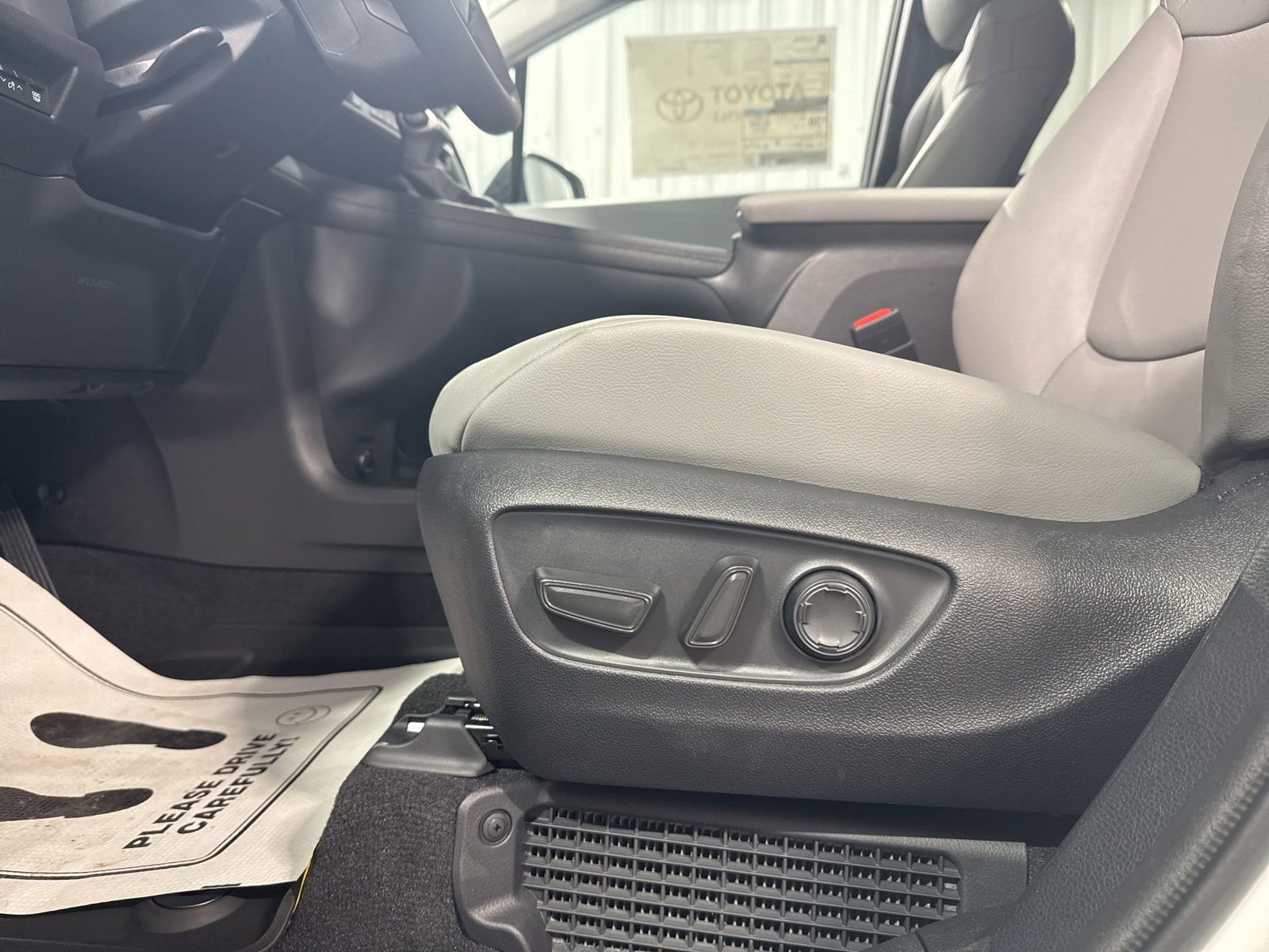 New 2026 Toyota Sienna XLE FWD image 25